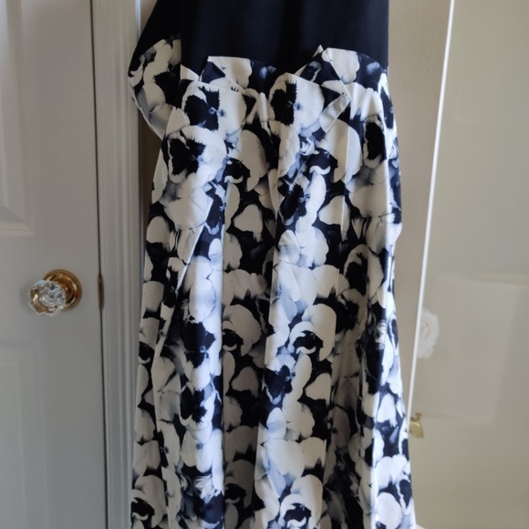 Carolina Herrera origami black white pansy dress - Picture 3 of 3